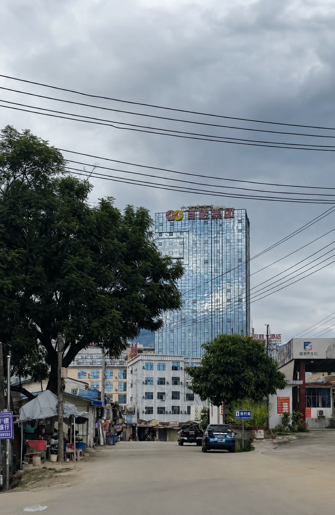 和平纪念塔与中心商业区